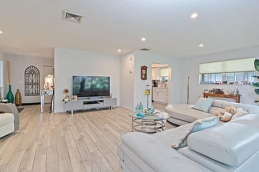 5th image of 415 Pine Tree Court #16