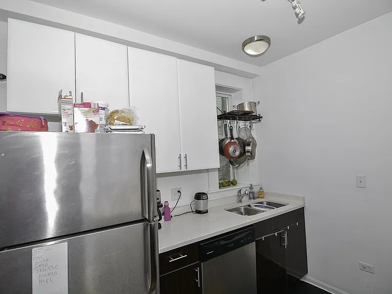 2101 W Fletcher St #1 — Photo 3
