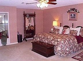 Large MBR w/walkin& OnSuite