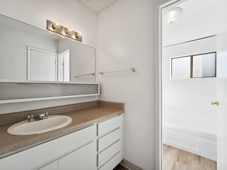Alvarado Sunset Apartments — Photo 8