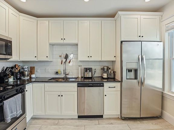 4th image of 461 Ashmont St Floor 3
