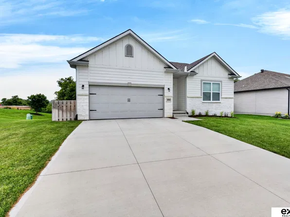 20882 Camelback Ave, Gretna, NE 68028