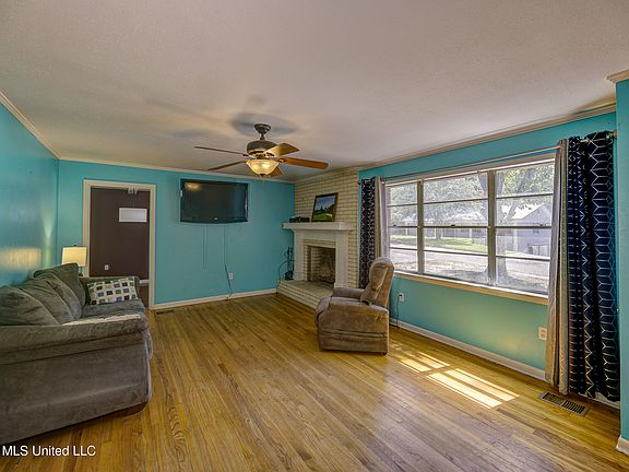 5th image of 101 Colonial Dr