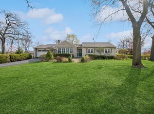 214 E Woodland Rd, Lake Bluff, IL 60044