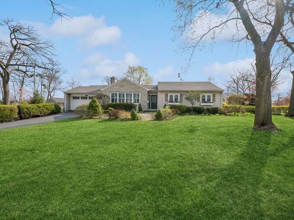 214 E Woodland Rd, Lake Bluff, IL 60044