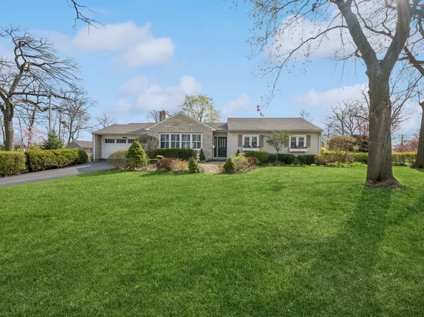 214 E Woodland Rd, Lake Bluff, IL 60044
