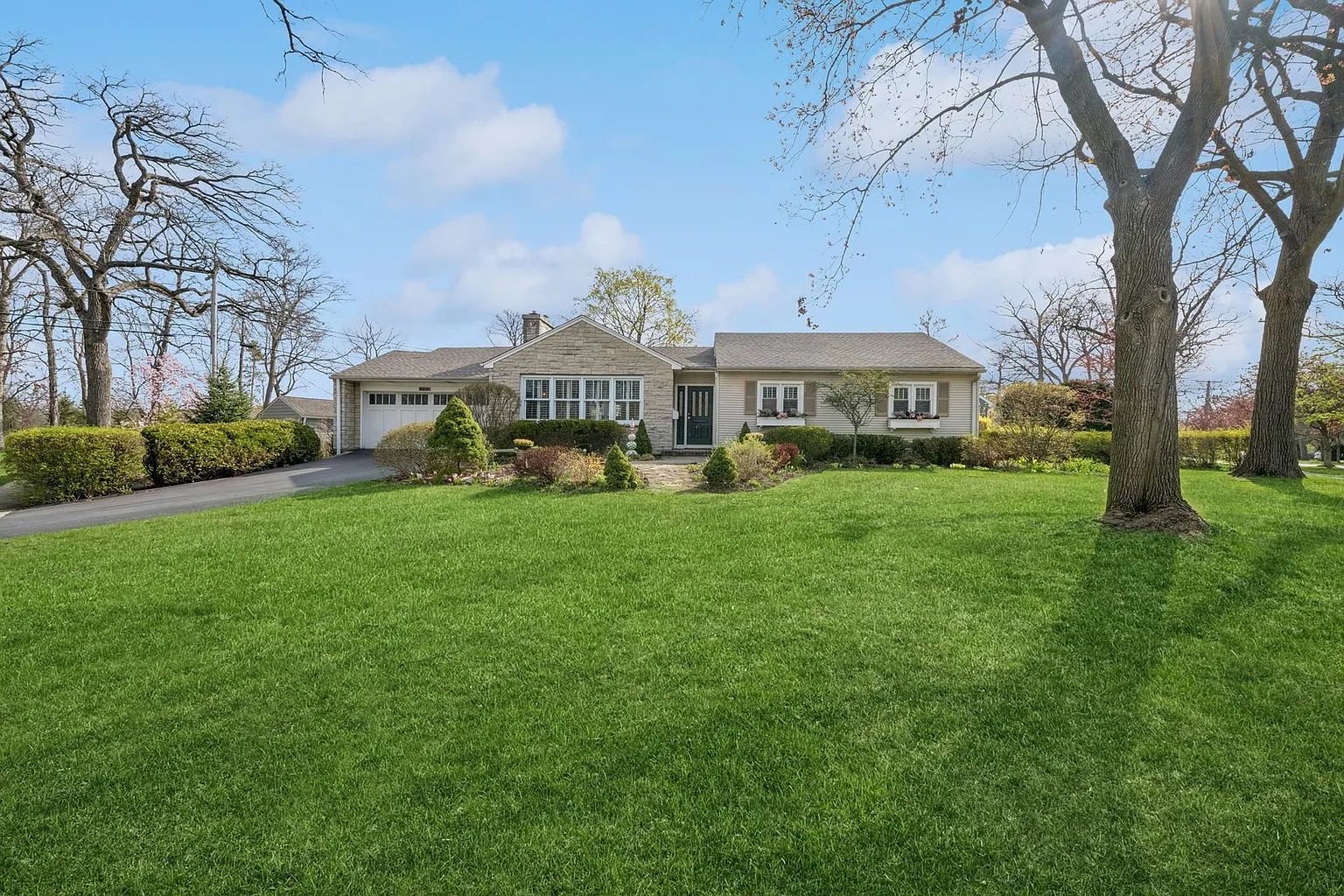 214 E Woodland Rd photo 1