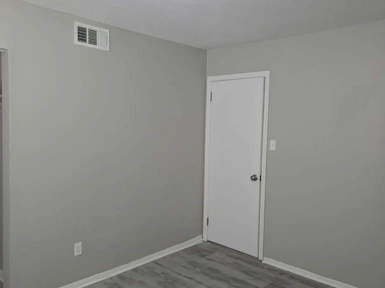 Baytree Manor Apartments — Photo 1