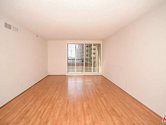 4th image of 600 W 9th St APT 1102
