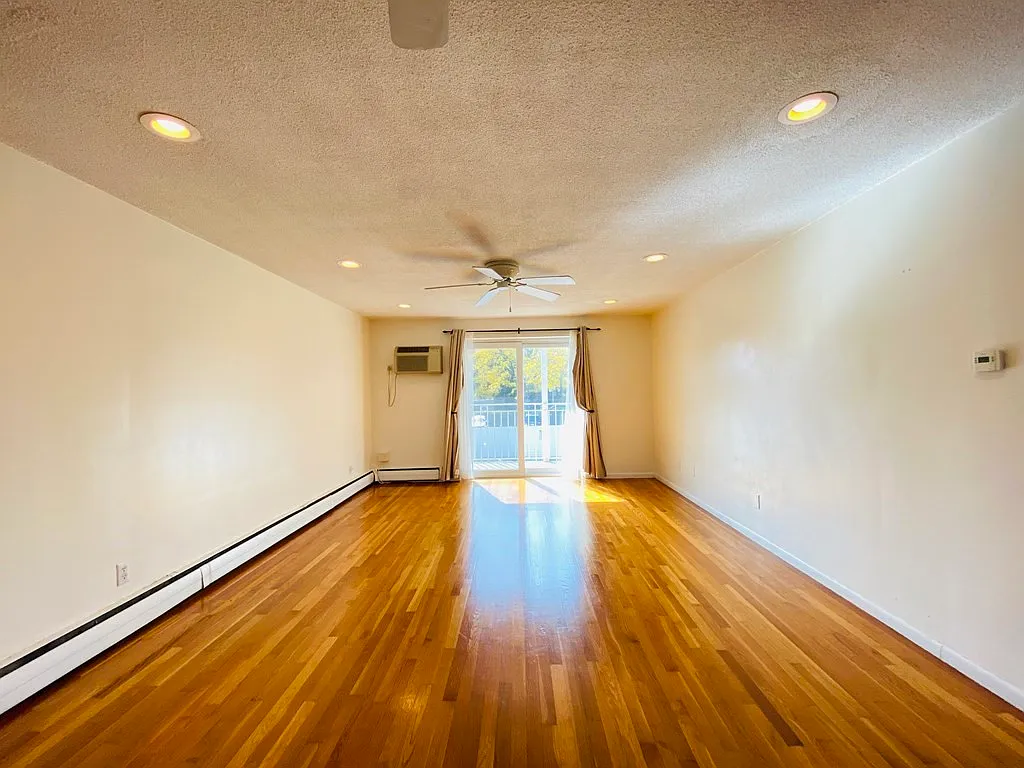 2 bed, 2.0 bath, 986 sqft, $3,600 — Photo 2