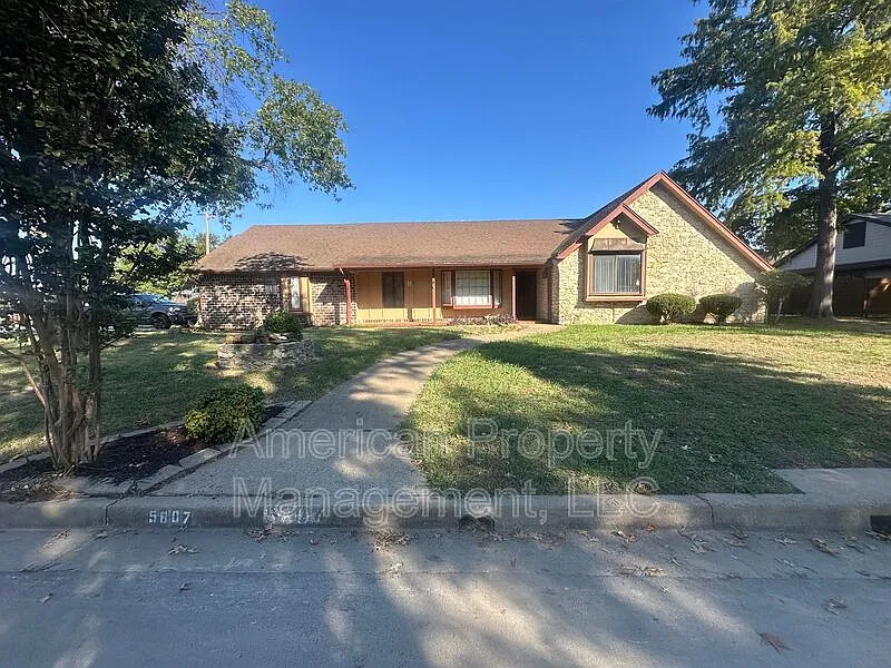 4 bed, 3.0 bath, 2096 sqft, $1,900 — Photo 1