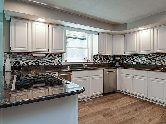 5th image of 102 Littlefield Ln
