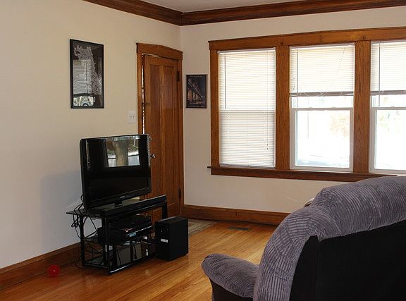 3rd image of 5829 W Peterson Ave