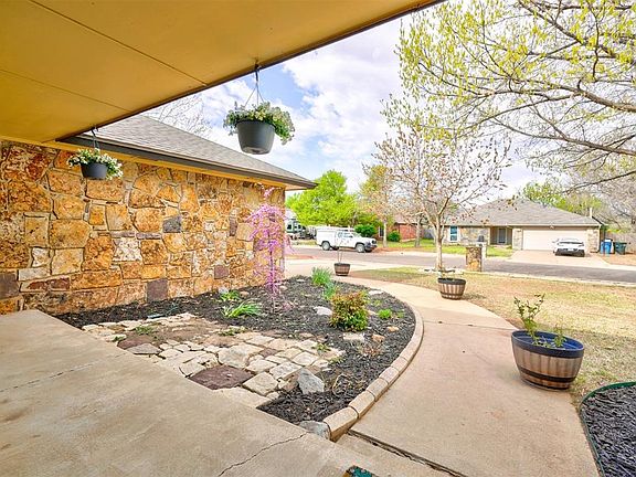 5th image of 2408 Redwood Ln