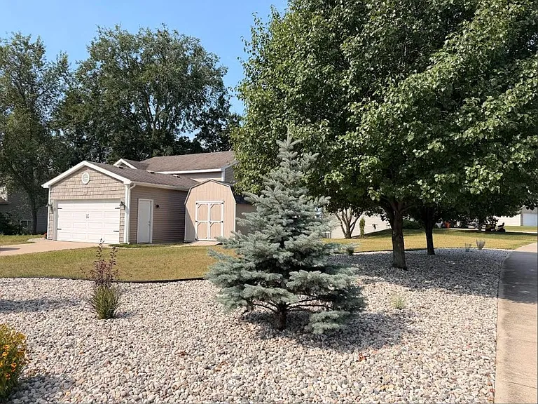 1627 Hamlet Dr SE — Photo 1