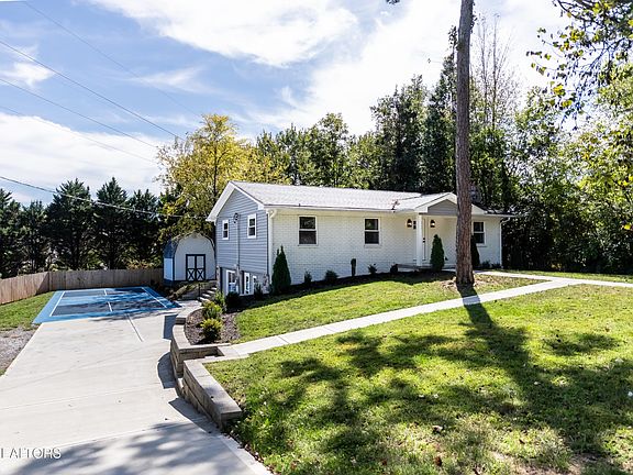 3rd image of 7630 Luscombe Dr