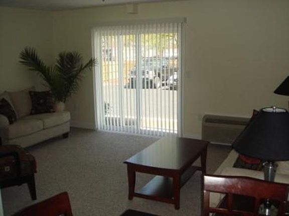 4th image of 109 California Ave APT 202