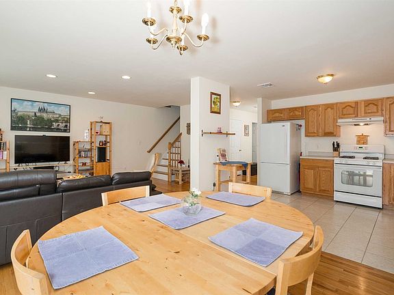 3rd image of 268 Pinebrook Dr