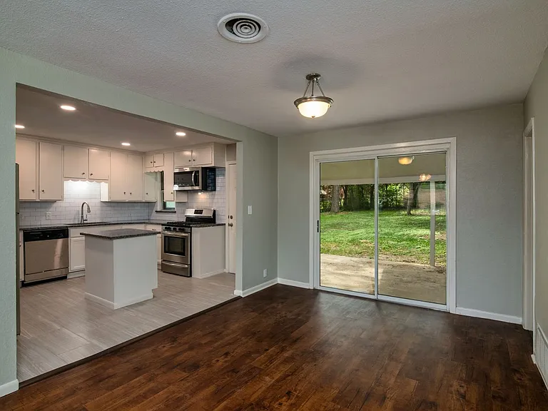 2416 Hillview Dr — Photo 6