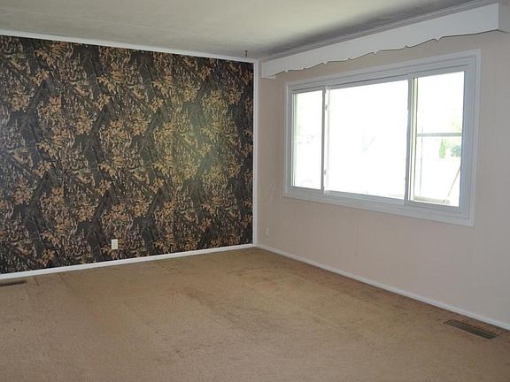 5th image of 711 Lilac Ln