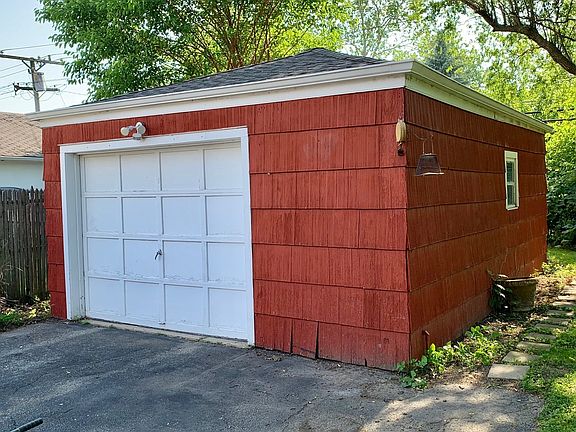 2nd image of 100 N Sumac Ave
