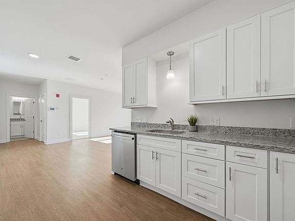 2nd image of 10 Franklin Ave APT 400