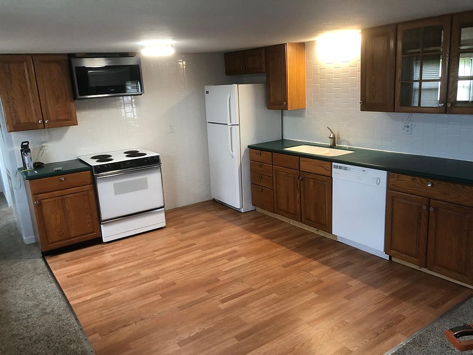 Kitchen/Dining Area (New Fridge & Dish Washer)