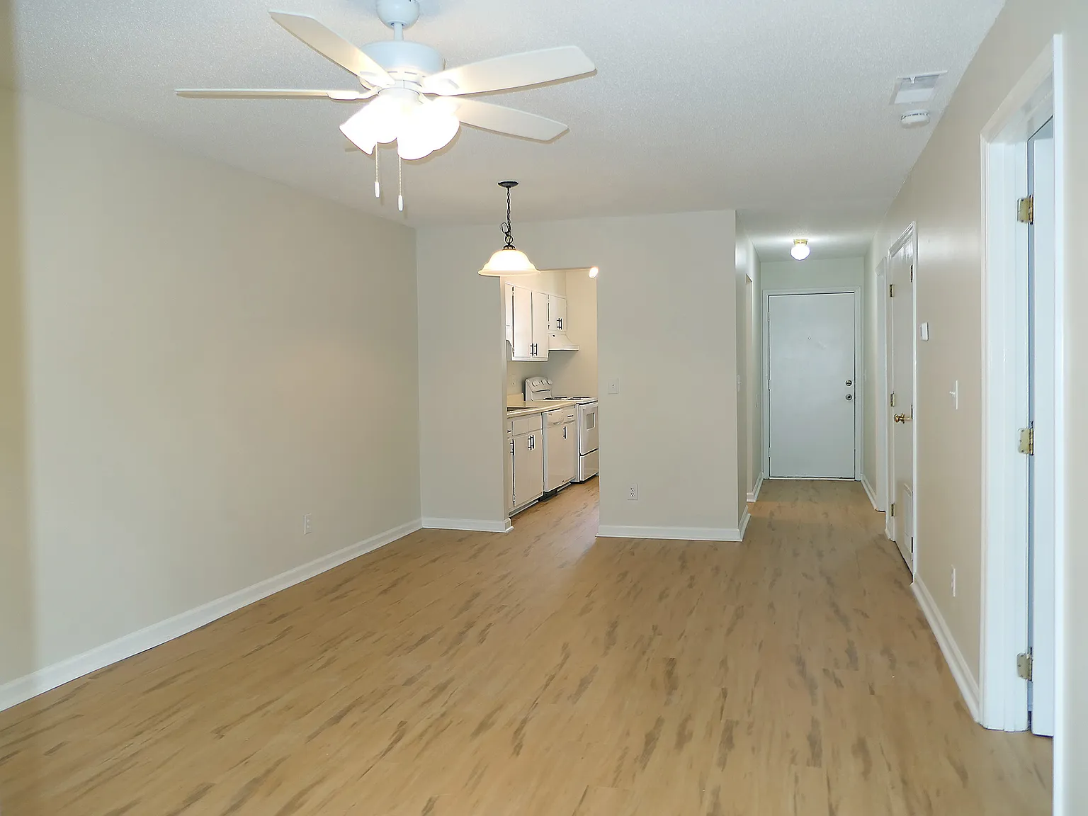 2 bed, 1.5 bath, 840 sqft, $1,050 — Photo 3