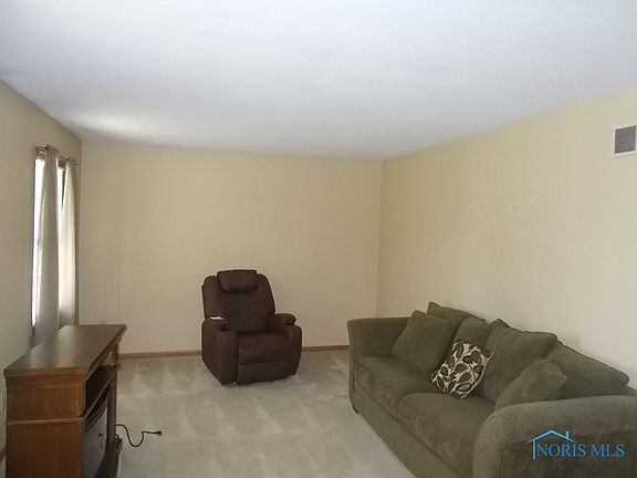 4th image of 704 Harvest Ln