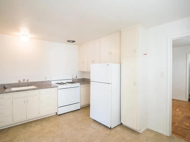 2408 Q St #4 — Photo 5
