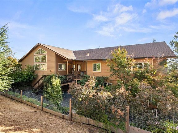 3rd image of 430 Pine Tree Cir