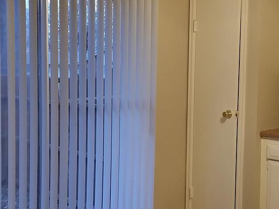 4th image of 509 W 101st Ter