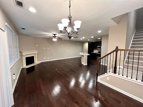 4th image of 1627 Trailview Way NE