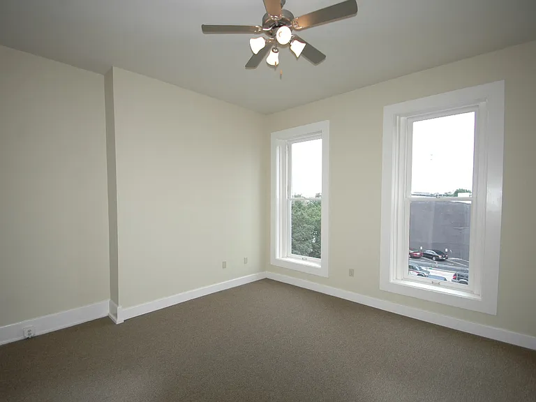 566 S 4th St — Photo 3