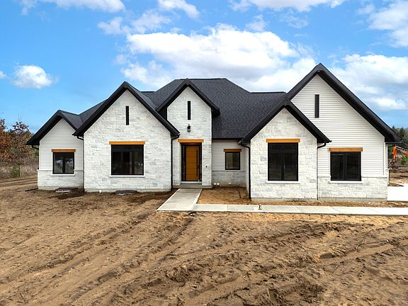 3rd image of 60589 Airpark Ln