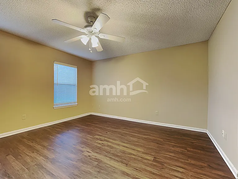 1852 Willesdon Dr W — Photo 9