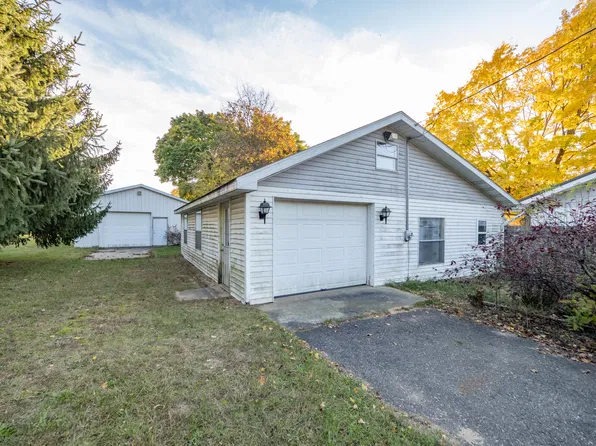 402 Durkee St, Lawton, MI 49065
