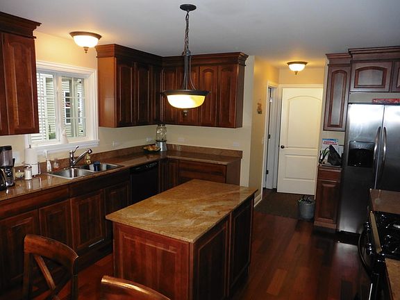 4th image of 125 Wellington Ave
