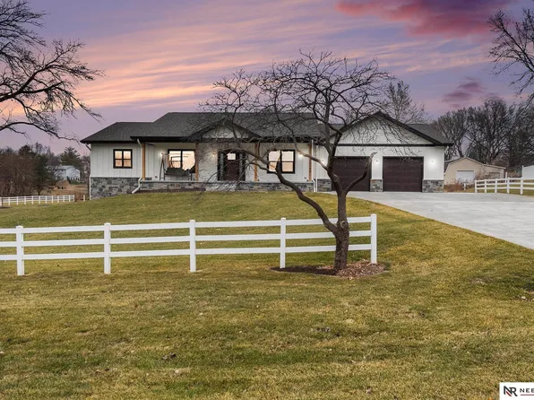 18144 Trailridge Rd, Omaha, NE 68135