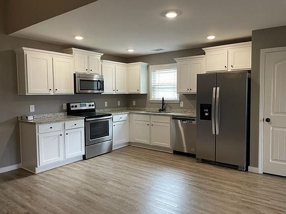 5th image of 303 Laurel Woods Dr