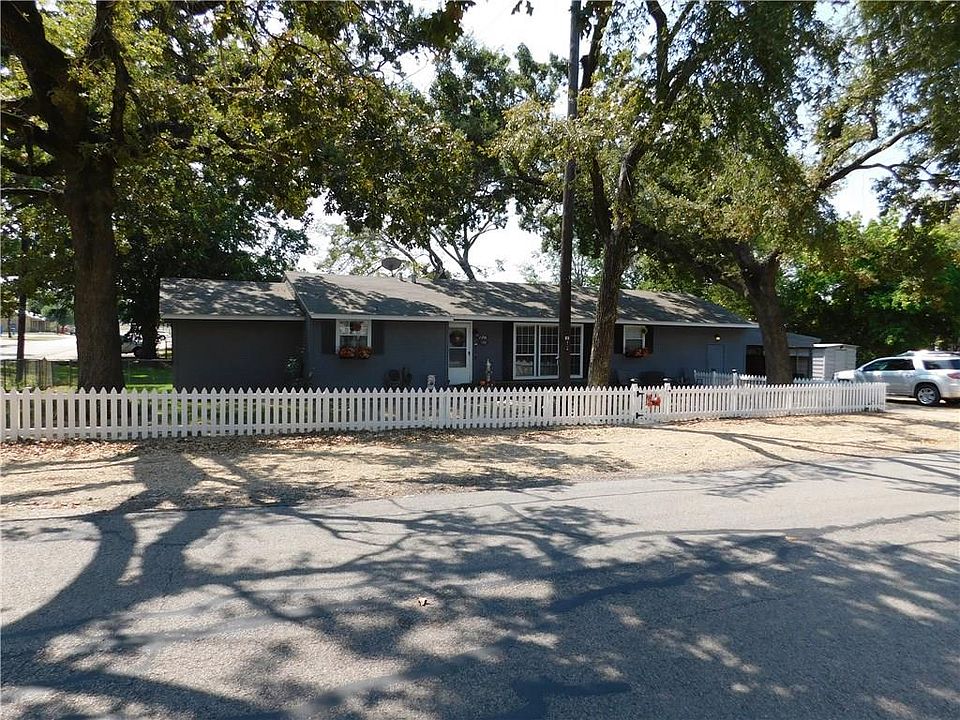 1st image of 206 E Oak St