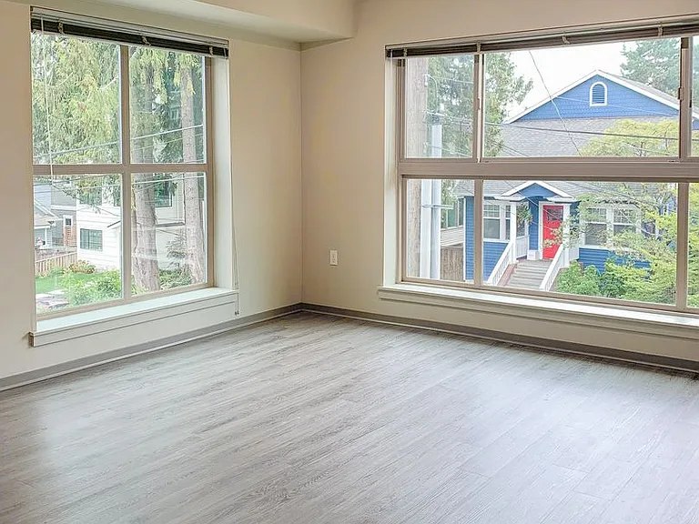 2400 E Boston St — Photo 7