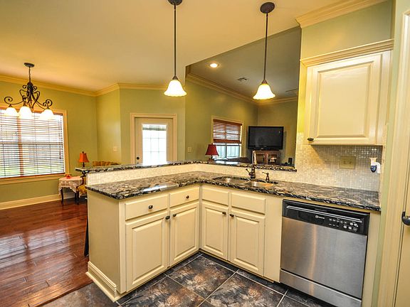 4th image of 102 White Tail Dr