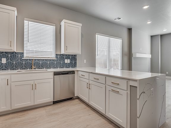 4th image of 2624 Crescent Ave #A