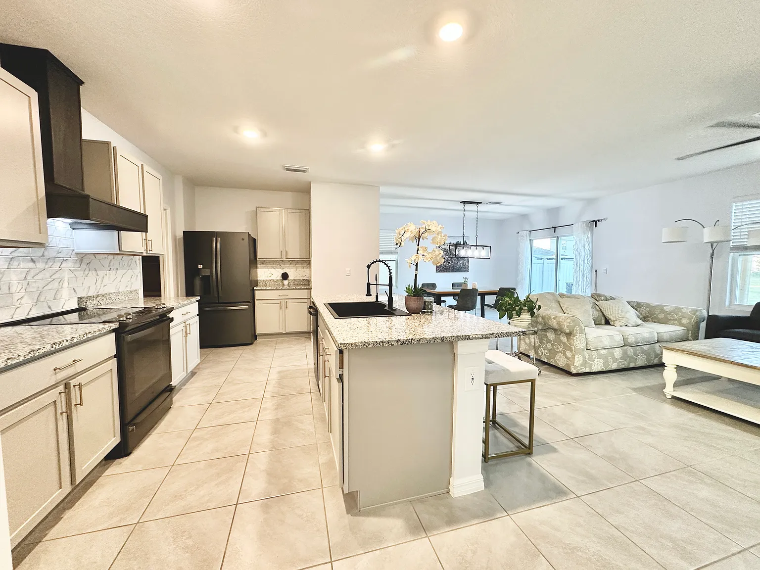 4 bed, 2.5 bath, 2260 sqft, $4,000 — Photo 4