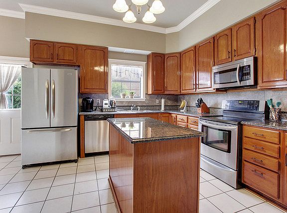 4th image of 40 Yellowstone Dr