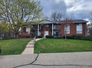 206 Williamsburg Dr, Mequon, WI 53092
