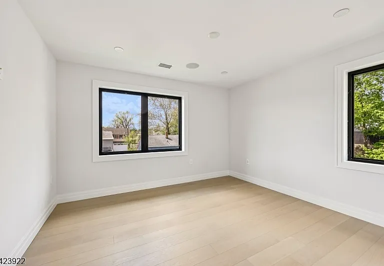 51 Albany Ave — Photo 32
