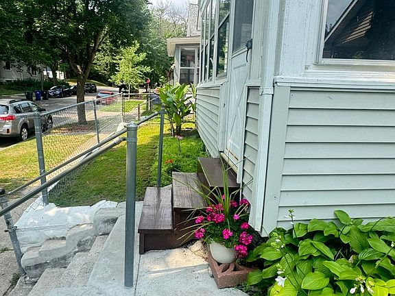 3rd image of 277 Morton St E