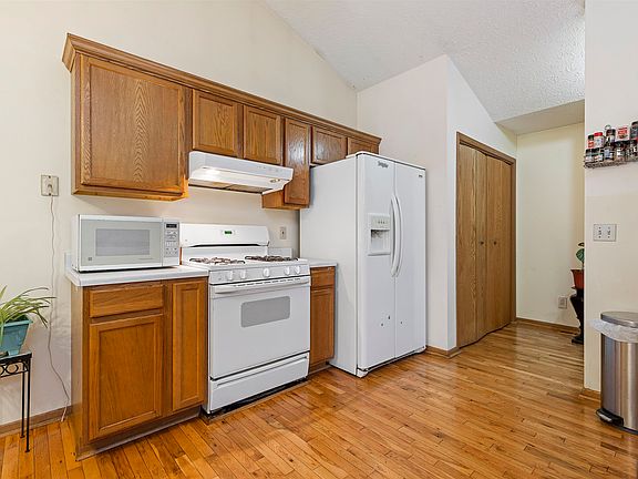 5th image of 300 Picadilly Dr SE